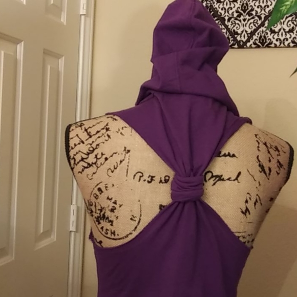 Miley Cyrus hooded vest - Picture 4 of 5